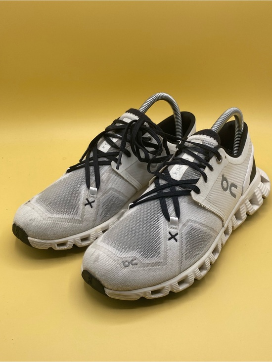 On Running Shoes - On Cloud X 3 running shoes in a white and black